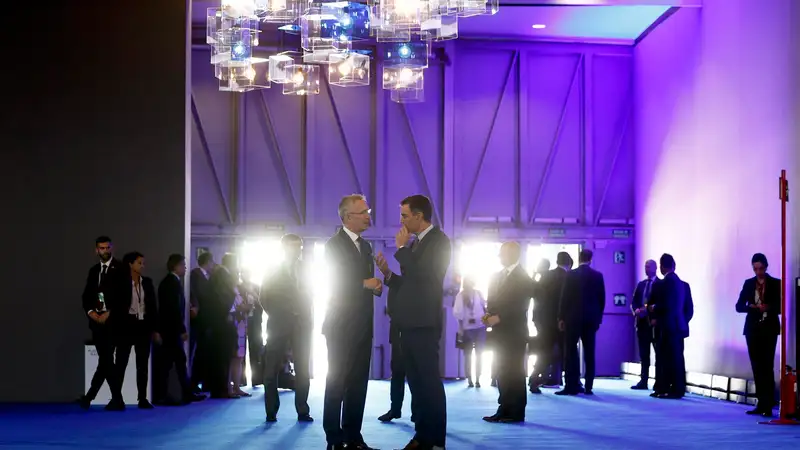 Pedro Sánchez conversa con el secretario general de la OTAN, Jens Stoltenberg