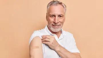 Hombre mayor vacunado