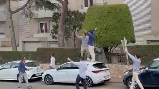 Indignación en las redes por el vídeo de un grupo de jóvenes destrozando coches en Palafrugell: uno de ellos ya ha sido denunciado Indignación en las redes por el vídeo de un grupo de jóvenes destrozando coches en Palafrugell: uno de ellos ya ha sido denunciado