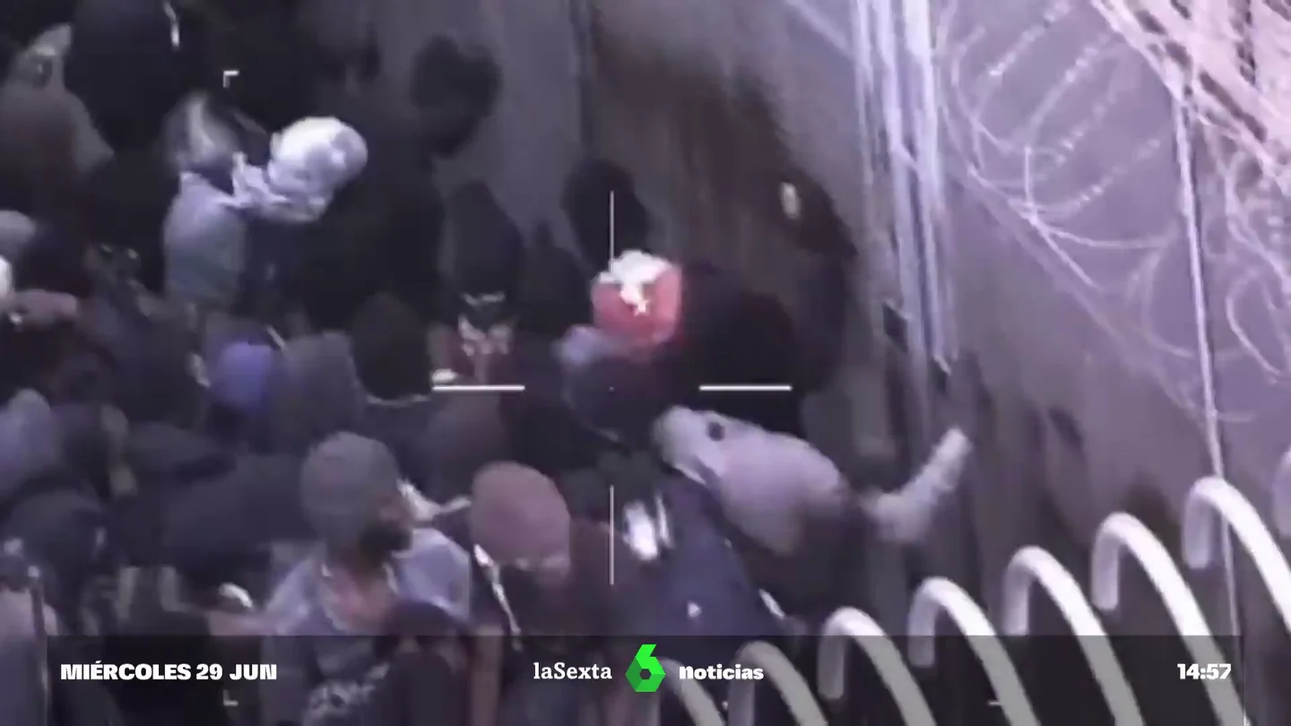 Nuevas imágenes del asalto a la valla de Melilla: migrantes con mazos y una radial Nuevas imágenes del asalto a la valla de Melilla: migrantes con mazos y una radial