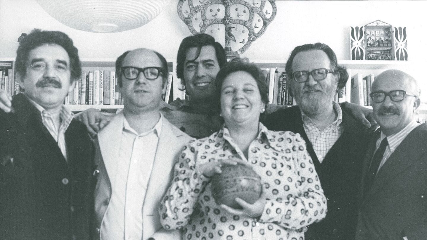 Carmen Balcells en una fotografía de 1974 junto a García Márquez, Jorge Edwards, Mario Vargas Llosa, José Donoso y Ricardo Muñoz Suay Carmen Balcells en una fotografía de 1974 junto a García Márquez, Jorge Edwards, Mario Vargas Llosa, José Donoso y Ricardo Muñoz Suay