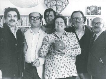 Carmen Balcells en una fotografía de 1974 junto a García Márquez, Jorge Edwards, Mario Vargas Llosa, José Donoso y Ricardo Muñoz Suay