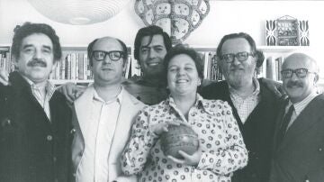 Carmen Balcells en una fotografía de 1974 junto a García Márquez, Jorge Edwards, Mario Vargas Llosa, José Donoso y Ricardo Muñoz Suay