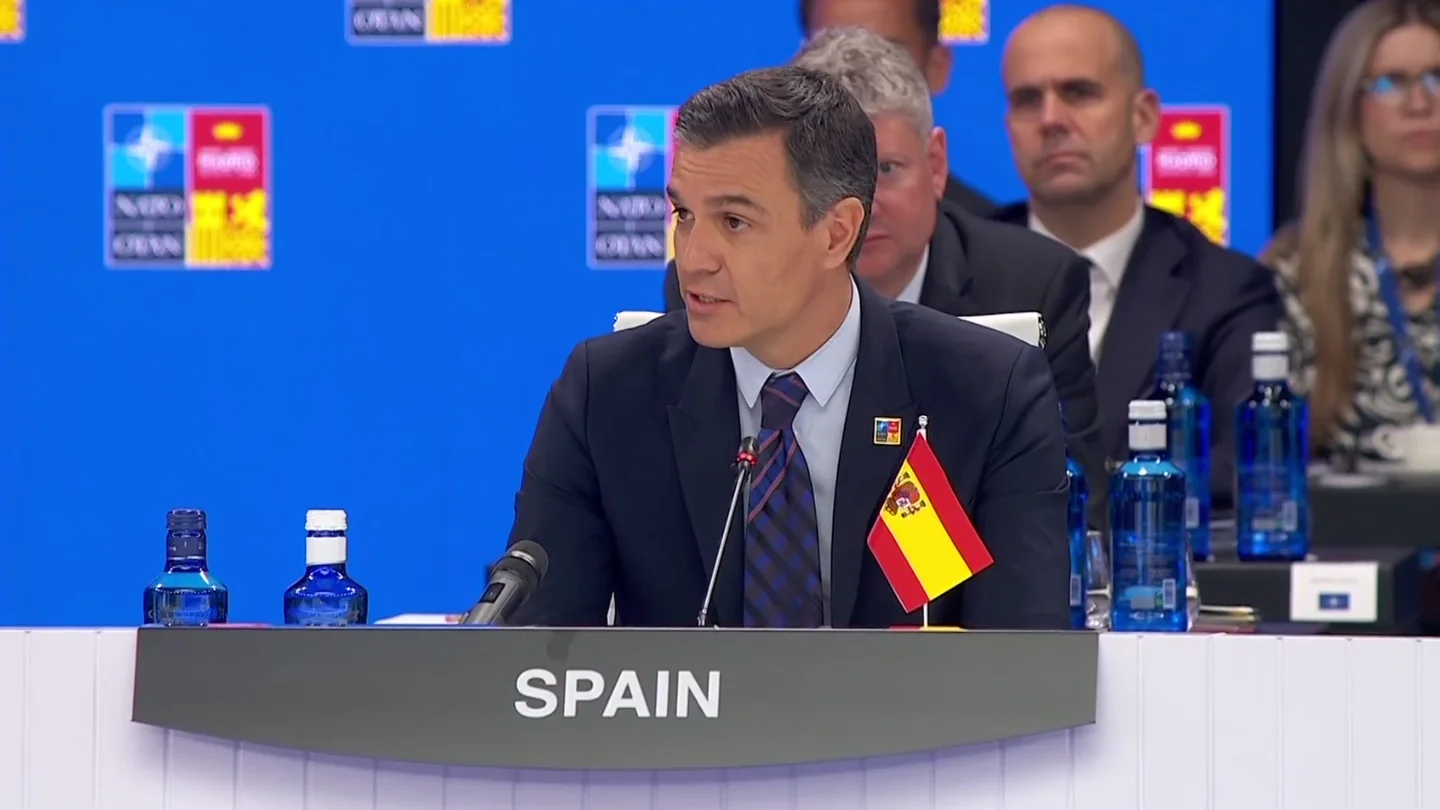 La bandera de España, al revés durante la intervención de Pedro Sánchez en la cumbre de la OTAN La bandera de España, al revés durante la intervención de Pedro Sánchez en la cumbre de la OTAN