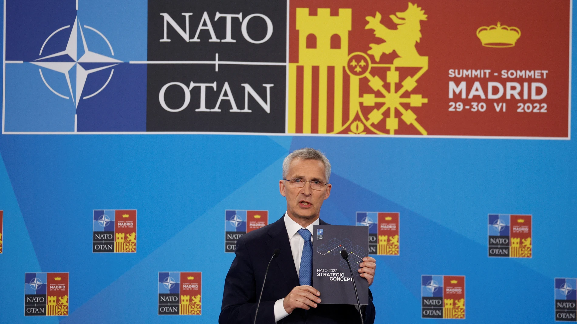 El secretario general de la OTAN, Jens Stoltenberg, muestra el nuevo concepto estratégico a la Alianza Atlántica