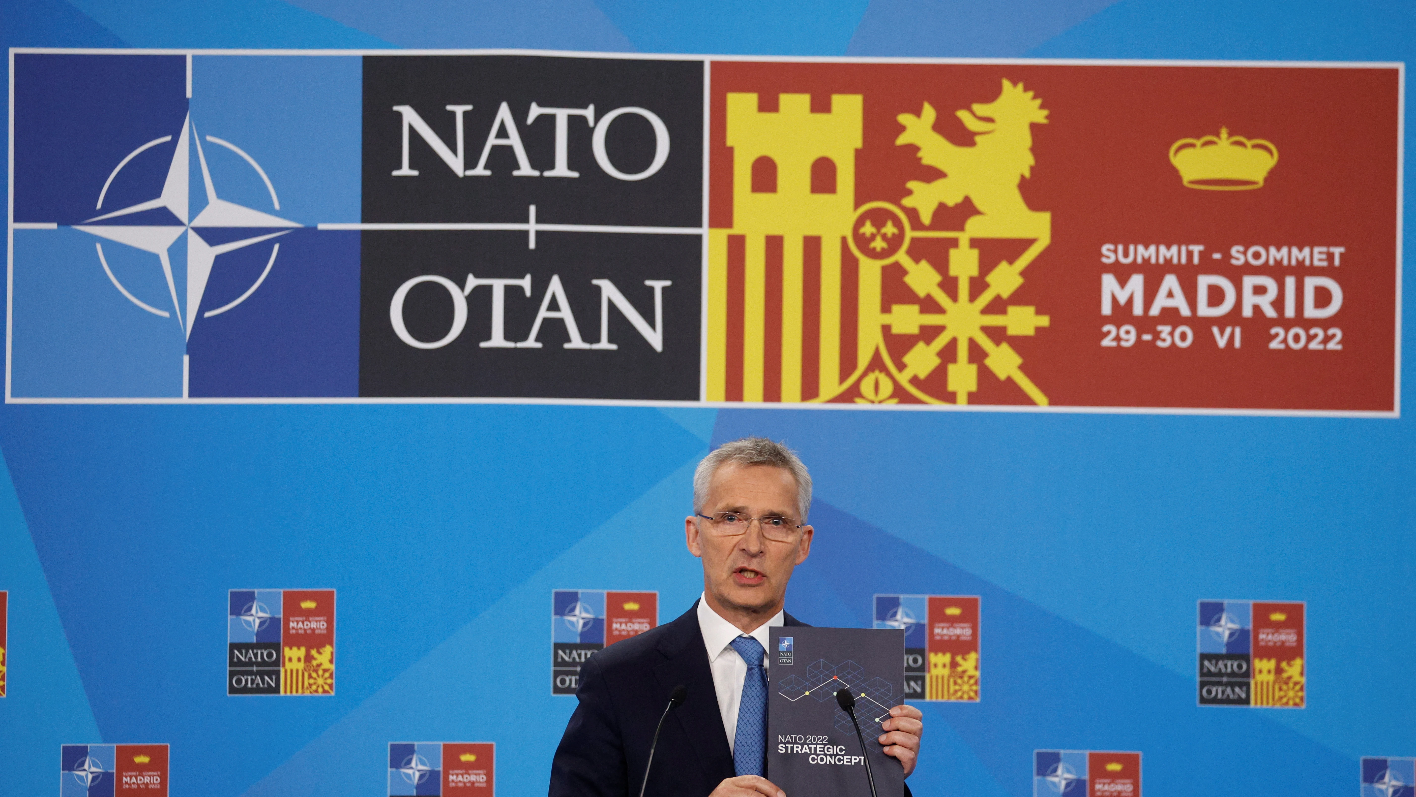 El secretario general de la OTAN, Jens Stoltenberg, muestra el nuevo concepto estratégico a la Alianza Atlántica