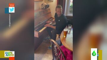 Chris Martin improvisa con el piano una canción en un pub