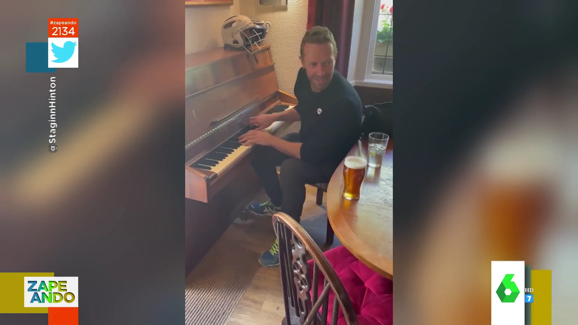 Chris Martin improvisa con el piano una canción en un pub