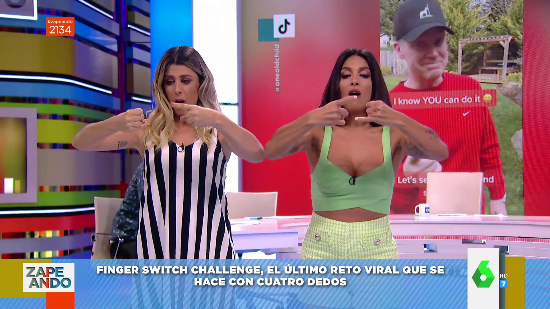 El surrealista intento de Lorena Castell y Valeria Ros en el reto viral 'Finger switch' con el que no pararás de reír