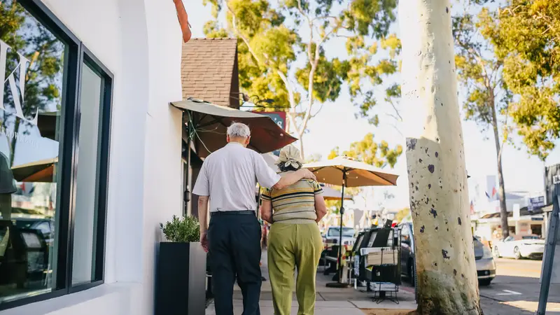 Una pareja de ancianos andando por la calle