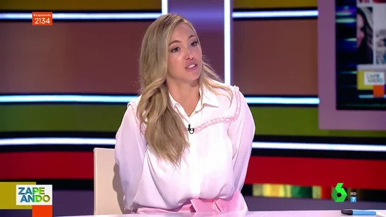 ¿Es capaz Isabel Forner de hablar sin mover las manos? Así es su cómico intento en directo ¿Es capaz Isabel Forner de hablar sin mover las manos? Así es su cómico intento en directo