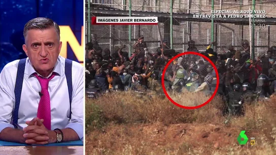 Wyoming muestra a Marlaska las imágenes que niega sobre la masacre en Melilla: "Un policía marroquí se lleva a un migrante en suelo español" Wyoming muestra a Marlaska las imágenes que niega sobre la masacre en Melilla: "Un policía marroquí se lleva a un migrante en suelo español"