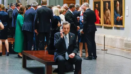 Mario Draghi atiende una llamada en plena visita al Museo del Prado Mario Draghi atiende una llamada en plena visita al Museo del Prado