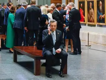 Mario Draghi atiende una llamada en plena visita al Museo del Prado