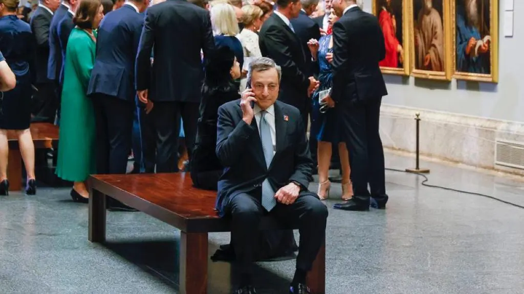 Mario Draghi atiende una llamada en plena visita al Museo del Prado