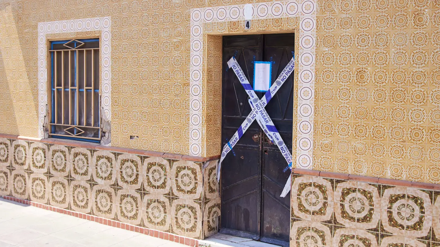 Fachada de la vivienda de la calle Fornet Domínguez, de la localidad sevillana de Dos Hermanas, donde se han encontrado los dos cadáveres Fachada de la vivienda de la calle Fornet Domínguez, de la localidad sevillana de Dos Hermanas, donde se han encontrado los dos cadáveres