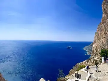 Panagia Hozoviotissa: la historia del segundo monasterio más antiguo de Grecia Panagia Hozoviotissa: la historia del segundo monasterio más antiguo de Grecia