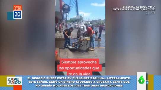 Vídeo viral de un hombre ayudando a cruzar la calle a los peatones a cambio de dinero Vídeo viral de un hombre ayudando a cruzar la calle a los peatones a cambio de dinero