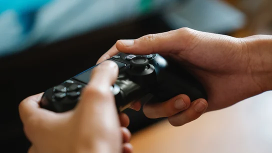 Imagen de archivo de un joven jugando a la consola Imagen de archivo de un joven jugando a la consola
