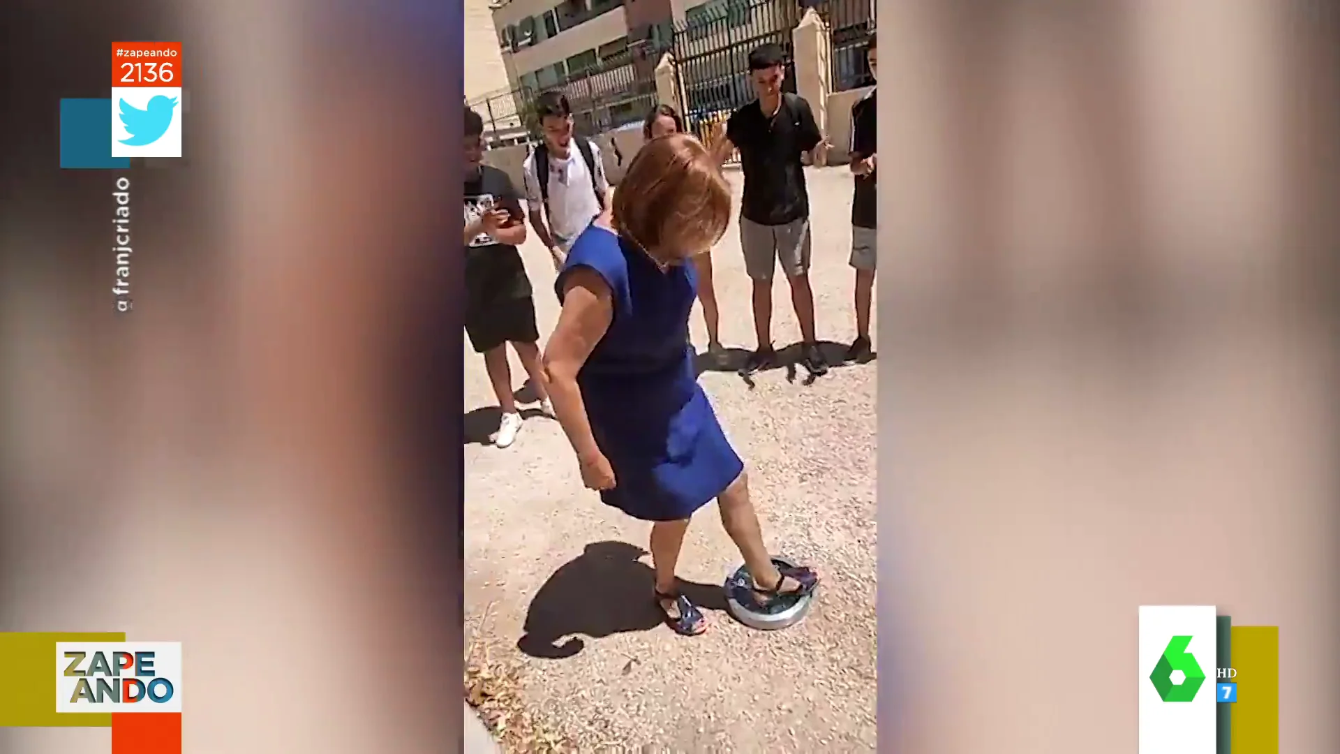 La despedida viral de una profesora tras jubilarse: así rompe delante de sus alumnos el reloj, su "gran enemigo"