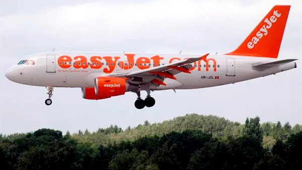 Un avión de la aerolínea Easyjet Un avión de la aerolínea Easyjet