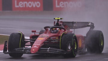 Carlos Sainz, con el Ferrari en Silverstone