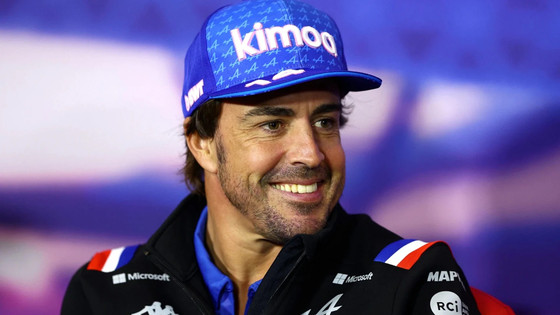 Fernando Alonso sonriente.
