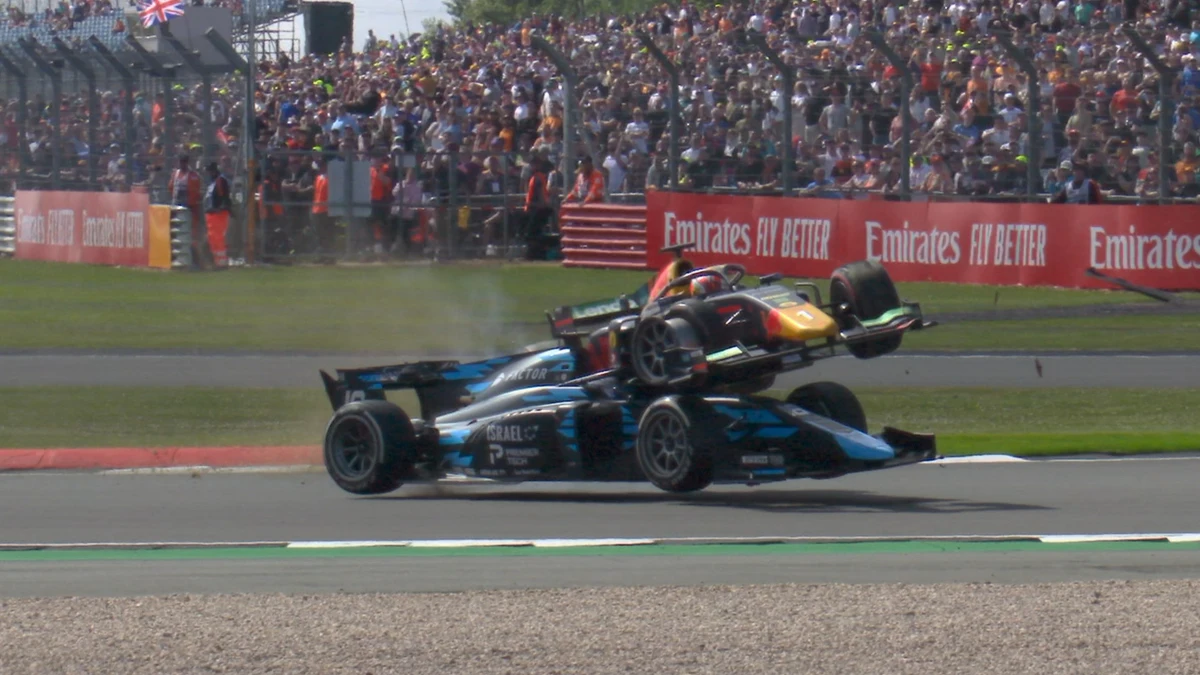 Terrible accidente entre Hauger y Nissany en la F2