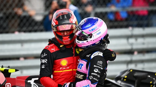 Fernando Alonso se abraza con Carlos Sainz Fernando Alonso se abraza con Carlos Sainz