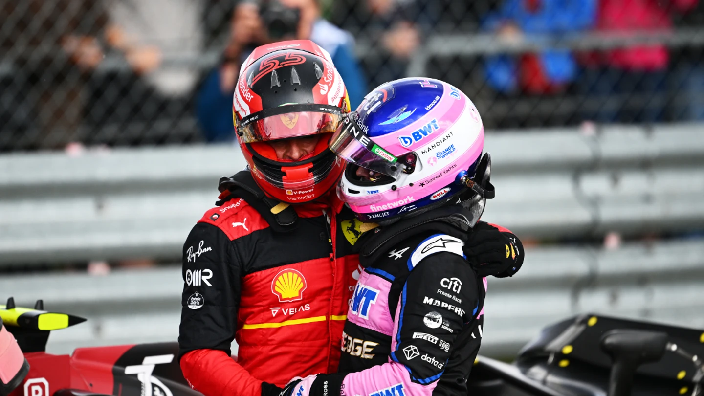 Fernando Alonso se abraza con Carlos Sainz Fernando Alonso se abraza con Carlos Sainz