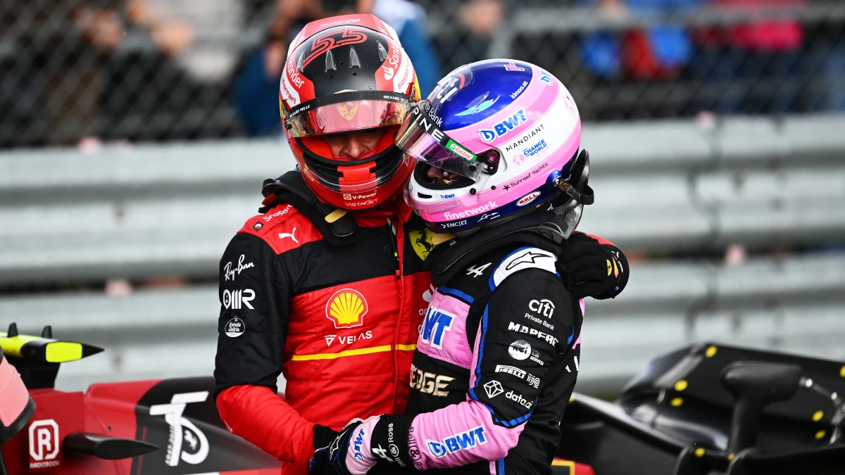 Fernando Alonso se abraza con Carlos Sainz