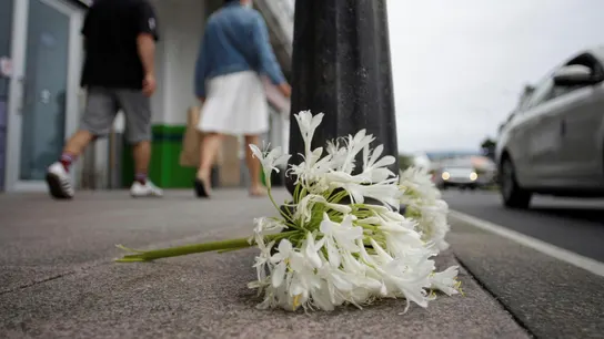 Flores en el lugar donde se produjo el ataque contra Samuel Luiz, en una imagen de archivo. Flores en el lugar donde se produjo el ataque contra Samuel Luiz, en una imagen de archivo.