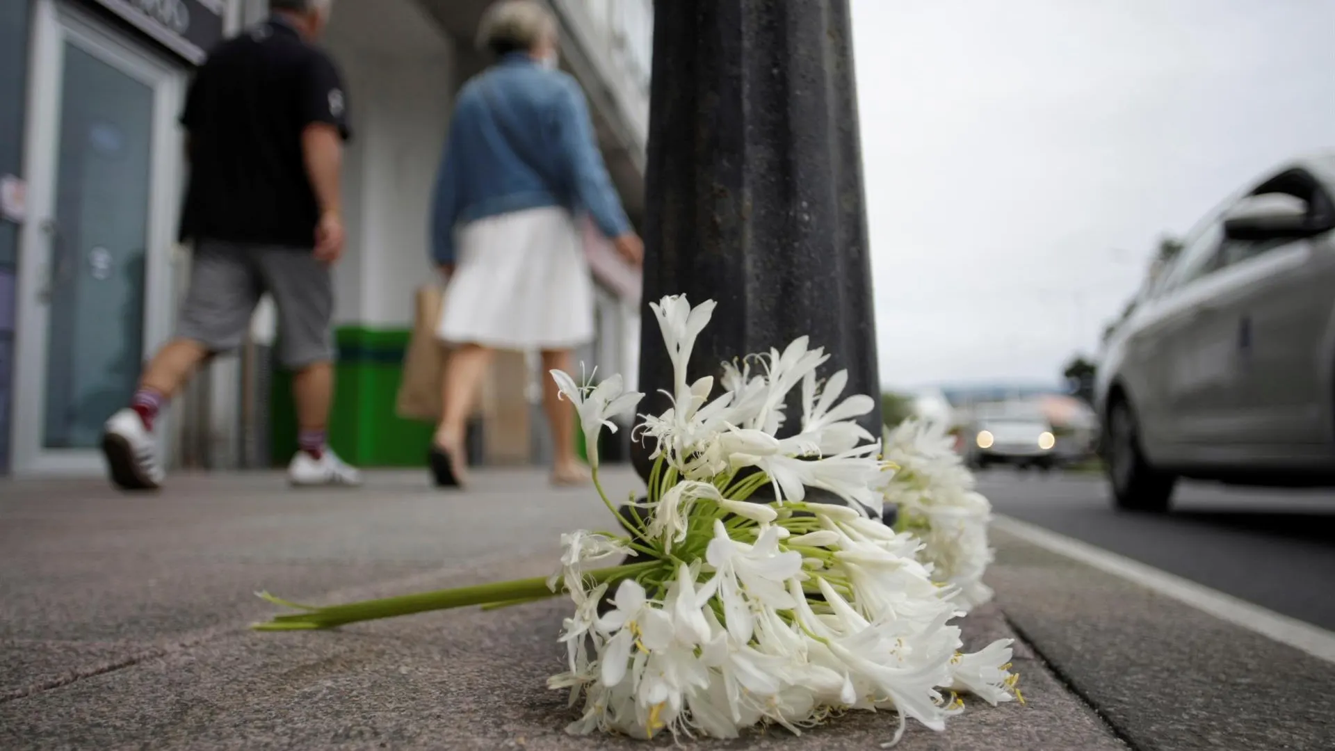 Flores en el lugar donde se produjo el ataque contra Samuel Luiz, en una imagen de archivo.
