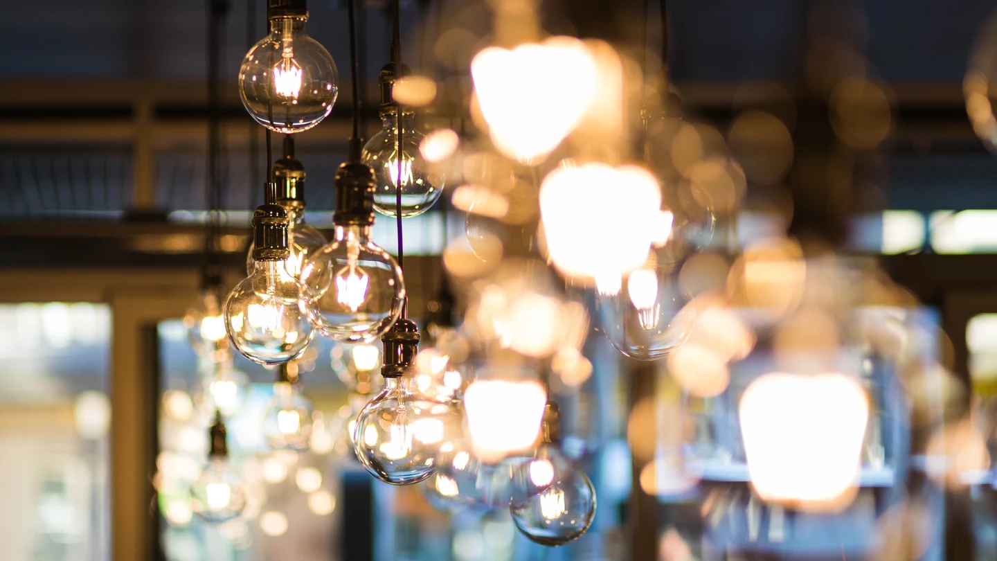 Bombillas encendidas El precio de la luz sube hasta los 254,97 euros/MWh: estas son las horas más caras y más baratas