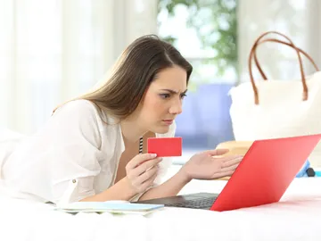 Mujer reservando las vacaciones Mujer reservando las vacaciones