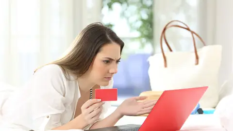 Mujer reservando las vacaciones Mujer reservando las vacaciones