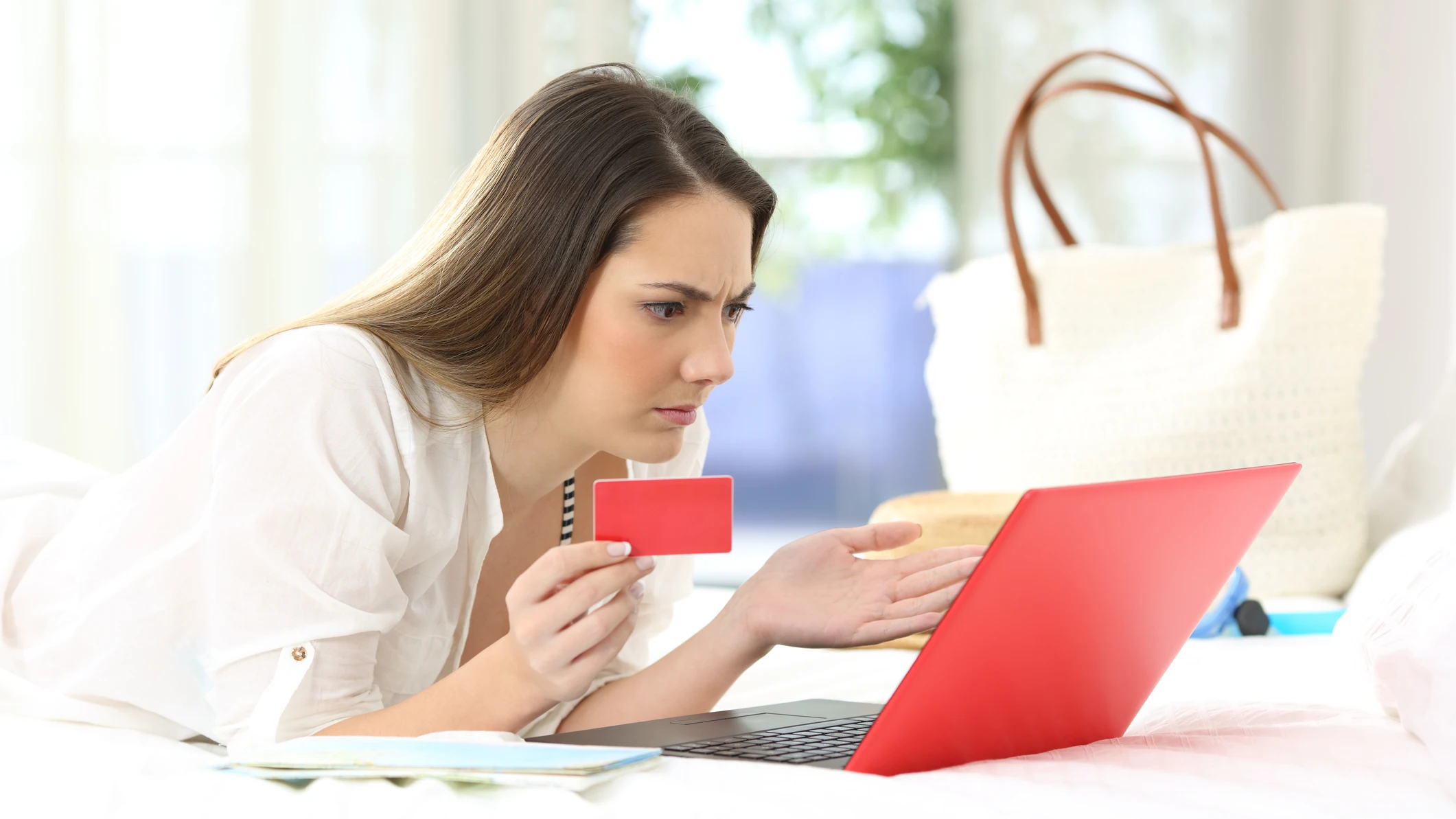 Mujer reservando las vacaciones Mujer reservando las vacaciones