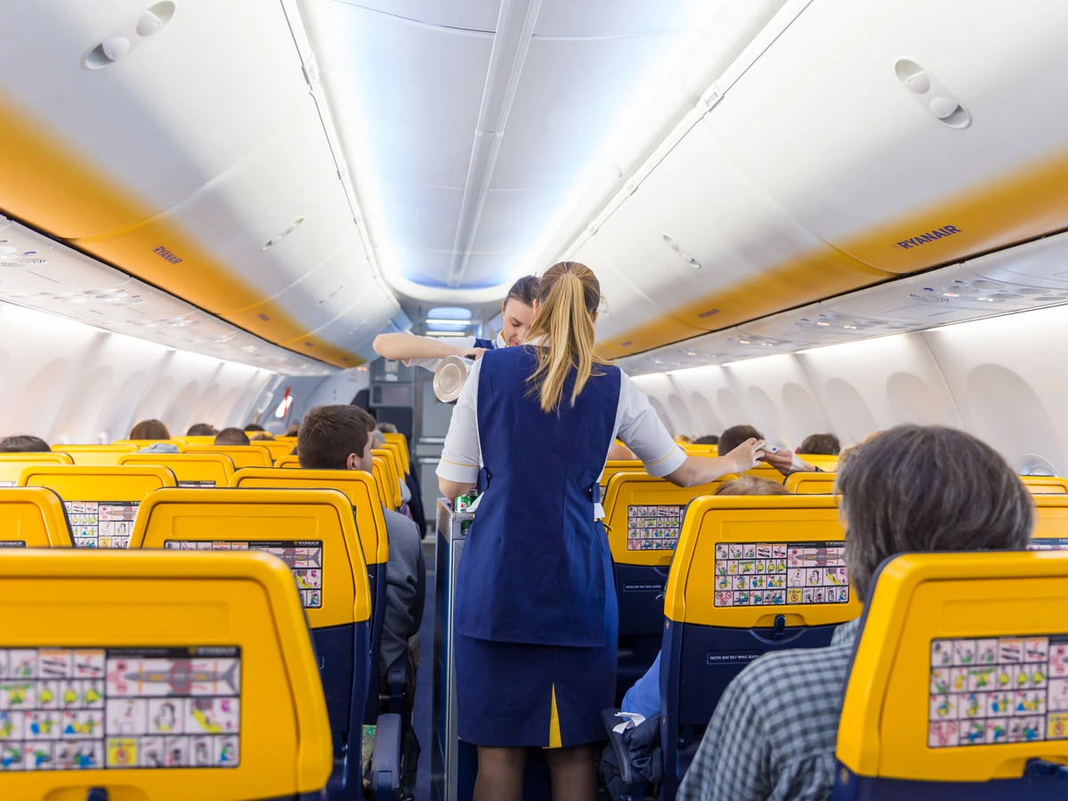 Una ex azafata de vuelo revela cuál es la mejor mochila viajar con mucho y no pagar nada extra