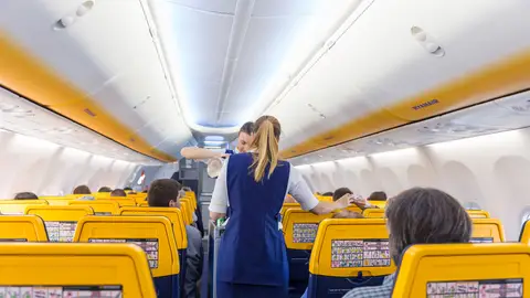 Imagen de archivo de una azafata de Ryanair