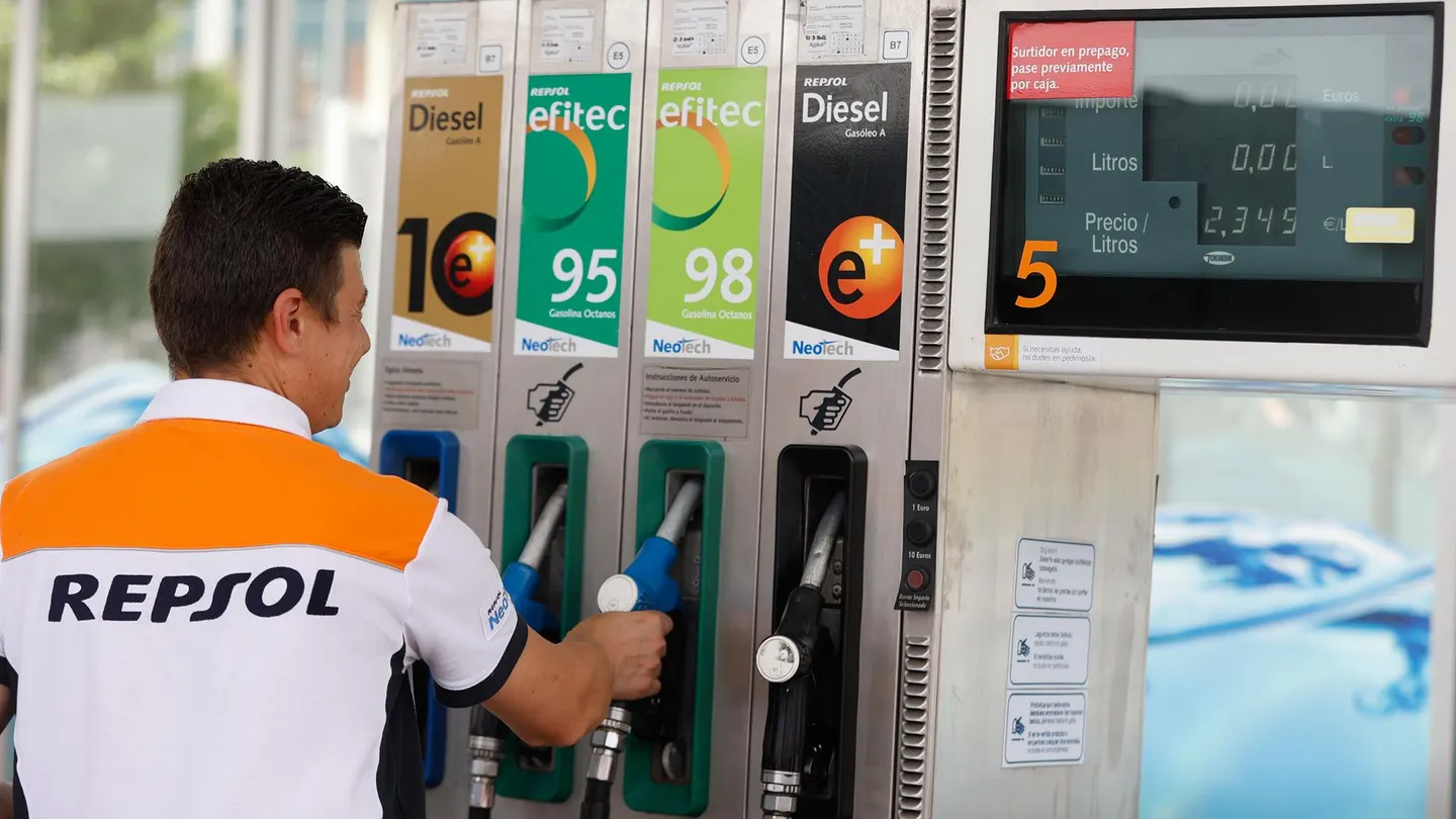 Las gasolineras se están quedando entre cuatro y ocho céntimos de la ayuda del Gobierno Subida de precios
