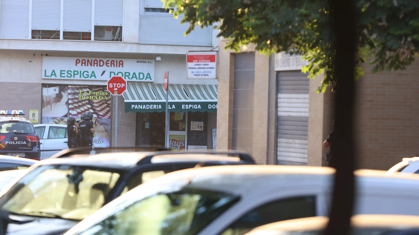 Imágenes de las calles cortadas durante el dispositivo para reducir al hombre que se encuentra atrincherado y armado en el interior de una panadería de Pino Montano. Imágenes de las calles cortadas durante el dispositivo para reducir al hombre que se encuentra atrincherado y armado en el interior de una panadería de Pino Montano.