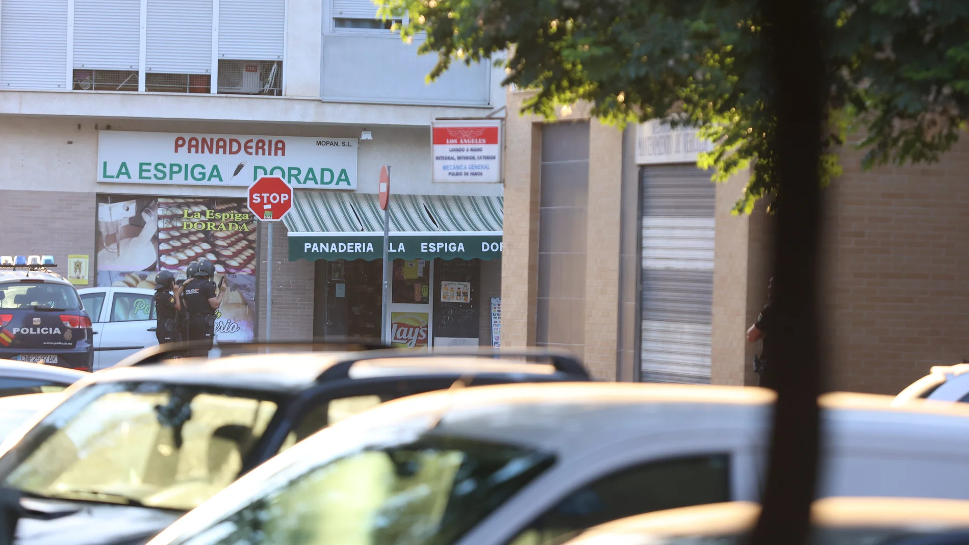 Imágenes de las calles cortadas durante el dispositivo para reducir al hombre que se encuentra atrincherado y armado en el interior de una panadería de Pino Montano.