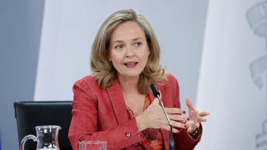 La vicepresidenta primera y ministra de Asuntos Econ&oacute;micos y Transformaci&oacute;n Digital, Nadia Calvi&ntilde;o, durante la rueda de prensa posterior a la reuni&oacute;n del Consejo de Ministros