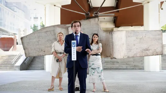 El alcalde de Madrid, José Luis Martínez-Almeida, junto a las delegadas de Obras y Equipamientos y de Cultura, Turismo y Deporte. El alcalde de Madrid, José Luis Martínez-Almeida, junto a las delegadas de Obras y Equipamientos y de Cultura, Turismo y Deporte.