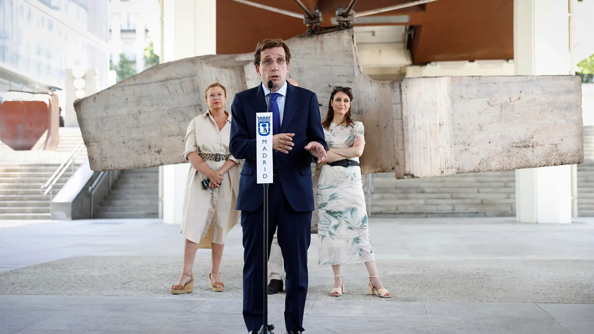 El alcalde de Madrid, José Luis Martínez-Almeida, junto a las delegadas de Obras y Equipamientos y de Cultura, Turismo y Deporte.