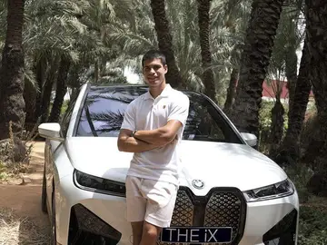 Carlos Alcaraz posa con el BMW iX Carlos Alcaraz posa con el BMW iX