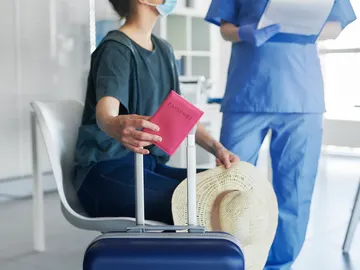 Persona haciéndose un test en el aeropuerto Persona haciéndose un test en el aeropuerto
