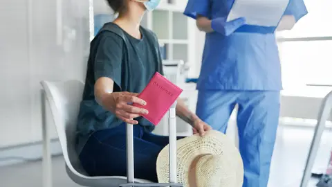 Persona haciéndose un test en el aeropuerto Persona haciéndose un test en el aeropuerto