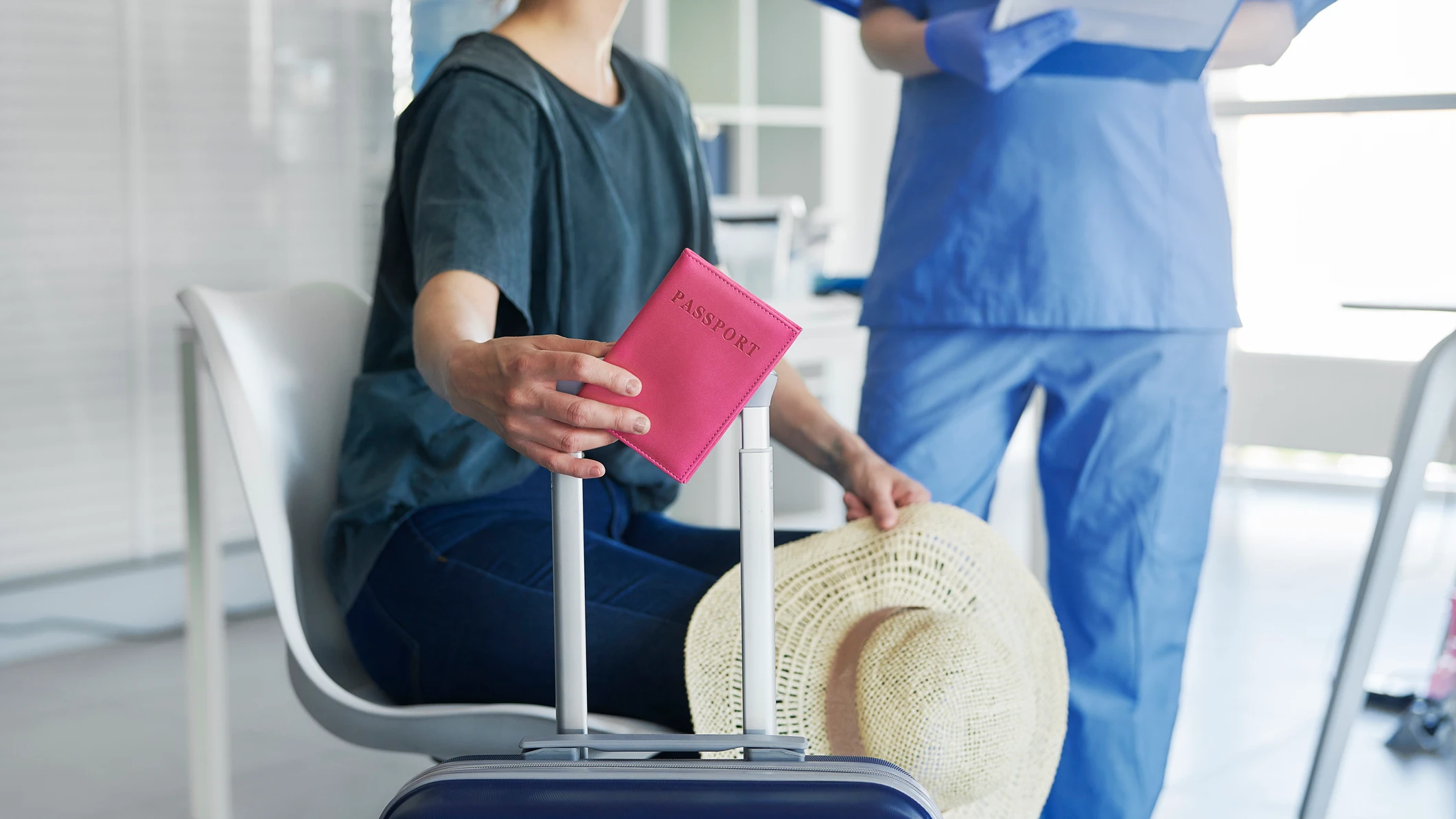 Persona haciéndose un test en el aeropuerto Persona haciéndose un test en el aeropuerto