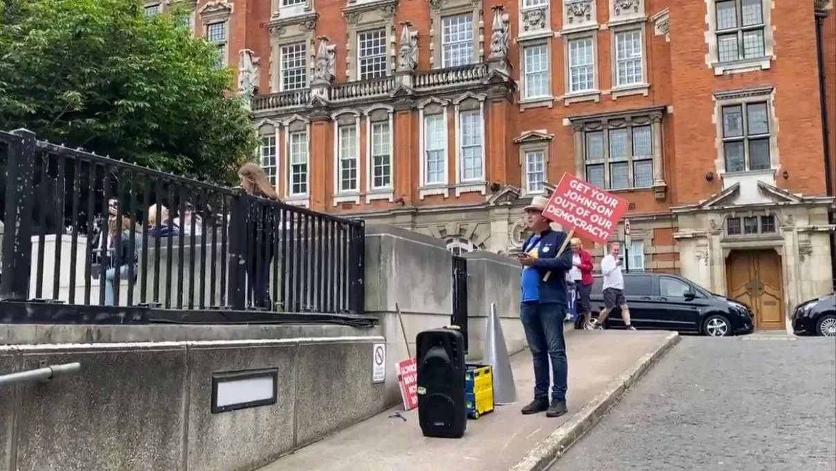 La canción de Benny Hill se cuela en las televisiones británicas para despedir a Boris Johnson: así preparó la broma un conocido actor